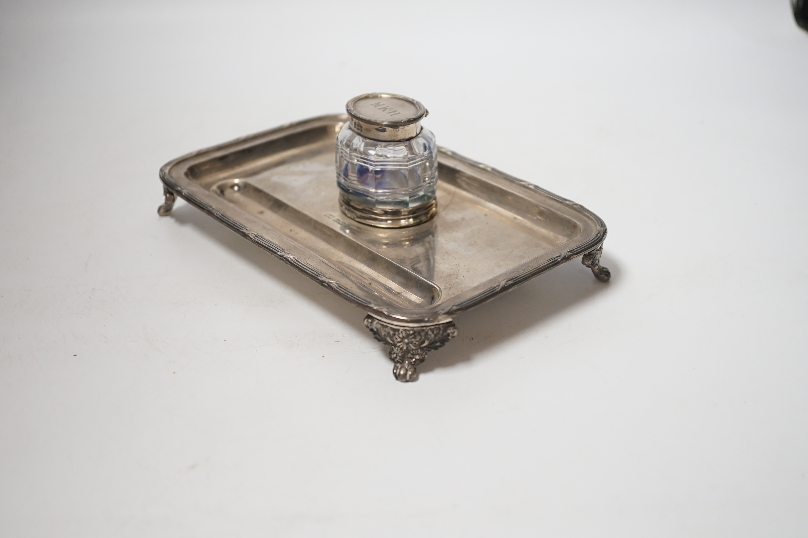 An Edwardian silver rectangular inkstand, with single mounted glass well, George Howson, Sheffield, 1903/5, 20cm, base, 11oz.